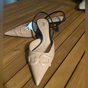 ✨ 💖 ZARA tan and black sling back heels. Dress up for any occasion! 💕
